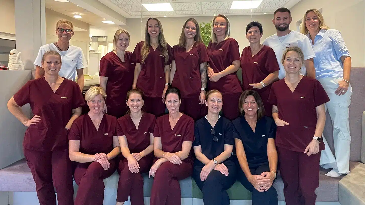 Perfect Smile Kieferorthopädie in Klagenfurt & Wolfsberg - Gruppenfoto des teams der Ordination Perfect Smile